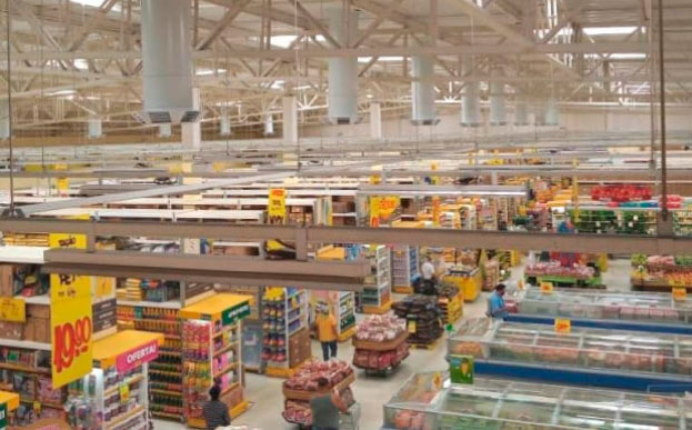 Foto ilustrativa dos climatizadores evaporativos sendo utilizados em um supermercado