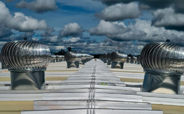 Nebulizador de alta pressão da Clima Flex sendo utilizado em uma ordenha de leite