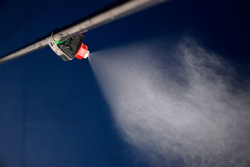 Nebulizador de alta pressão da Clima Flex sendo utilizado em uma postura de ovos